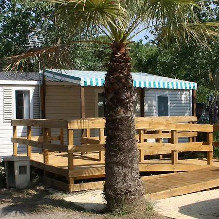 Camping Les Romarins 4* آجد