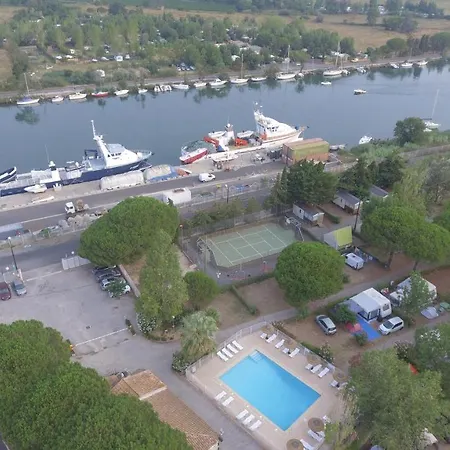 Camping Les Romarins آجد